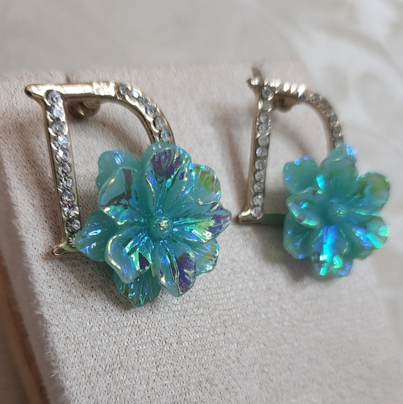 VINTAGE 90’S RHINESTONE LETTER D EARRINGS WITH IRIDESCENT FLORAL DESIGN PIERCED - Picture 6 of 9